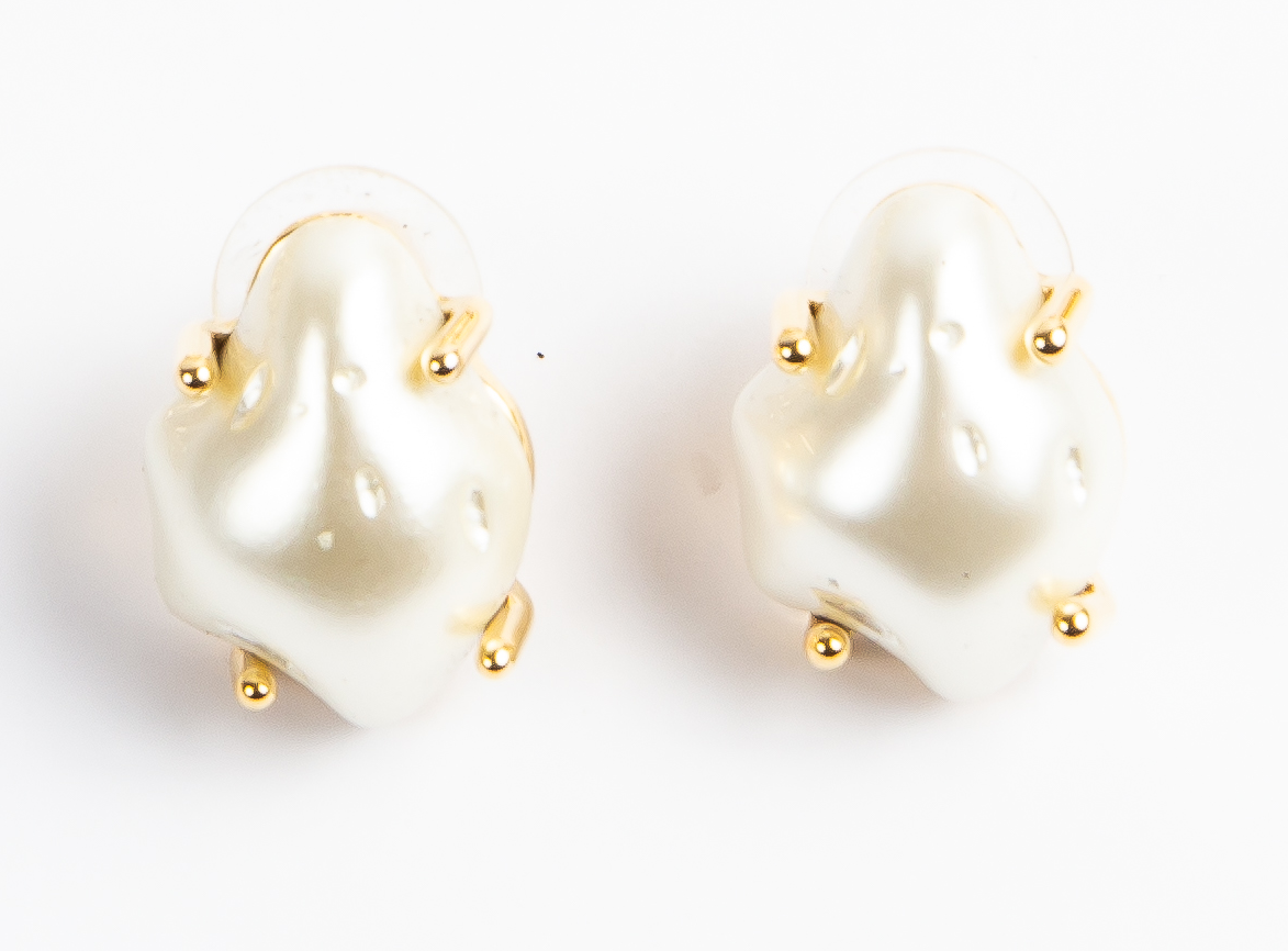 Aro Pearl Claw Stud