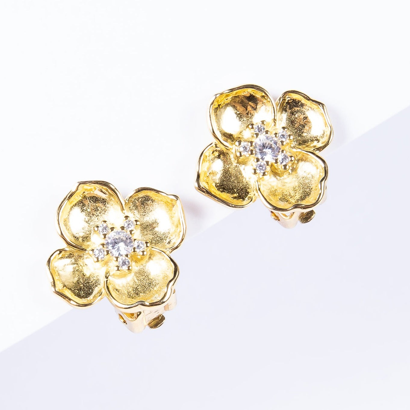 Aro Gold Flower Clip Stud