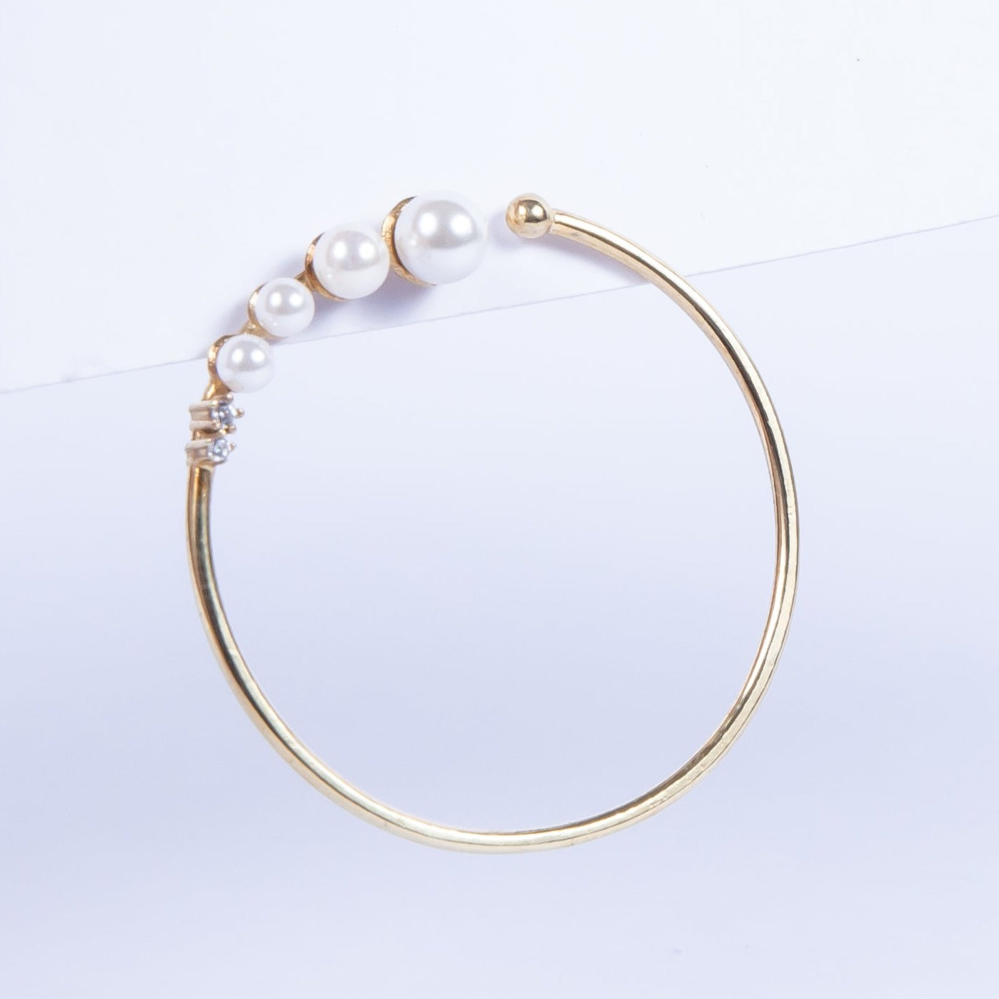 Aro Pearl Sided Hoop