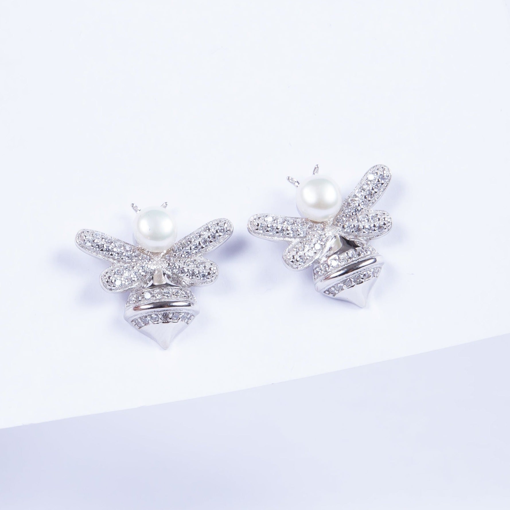 Aro Bumble Bee Pearl Stud