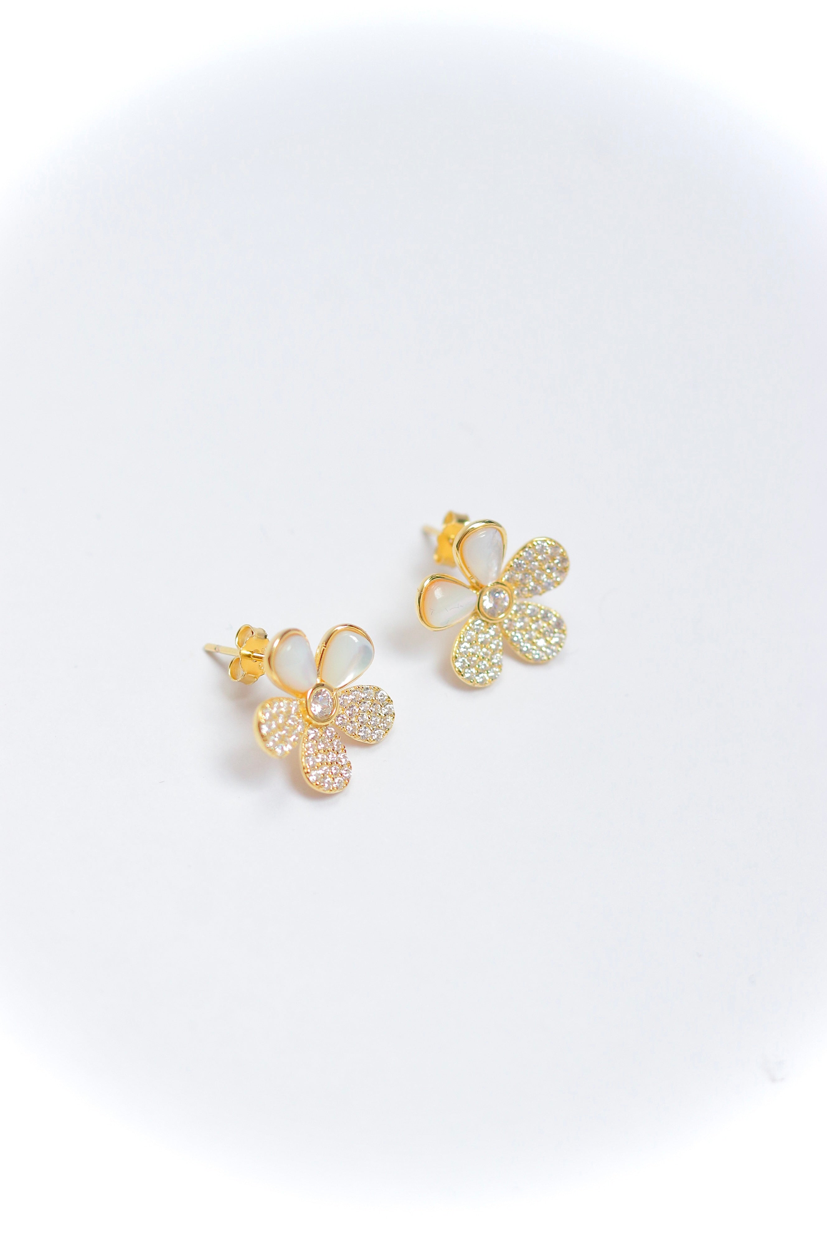 Aro Shiny MOP Daisy Flower Gold