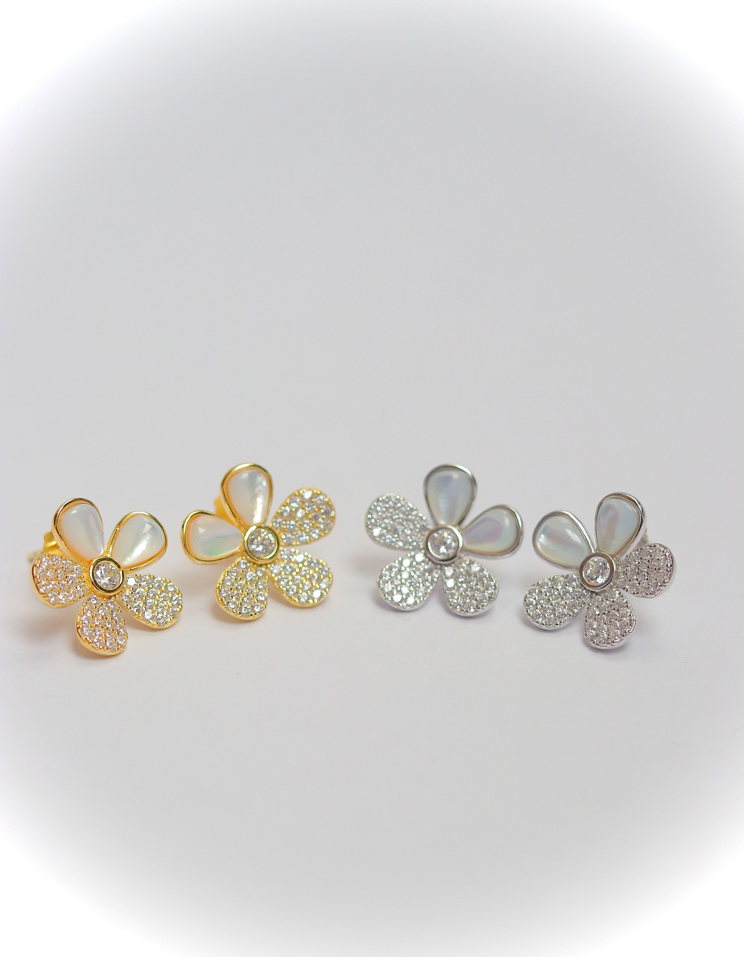 Aro Shiny MOP Daisy Flower Gold