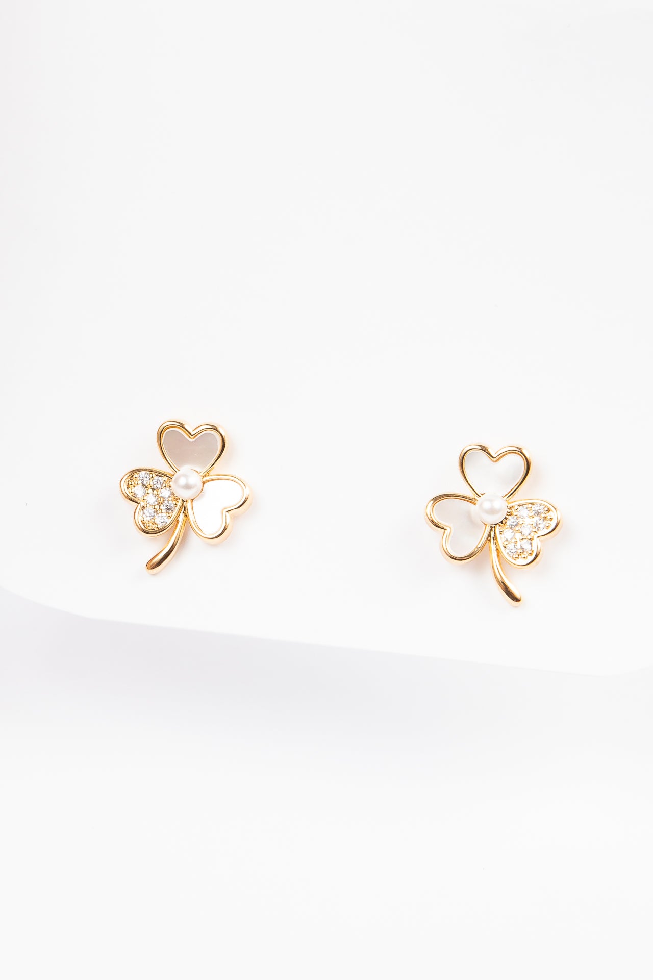 Aro 3 petal face & MOP Stud Gold