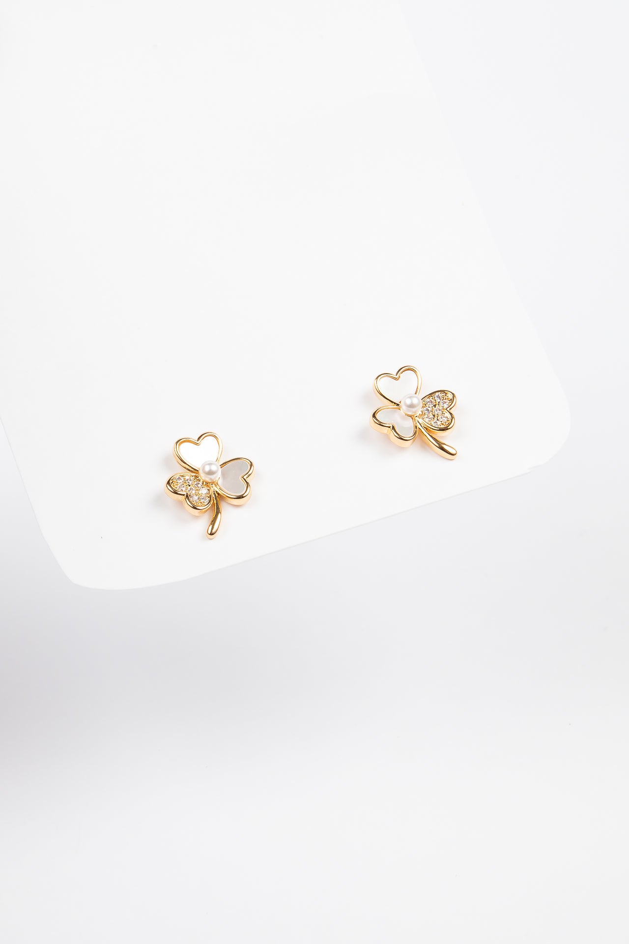 Aro 3 petal face & MOP Stud Gold