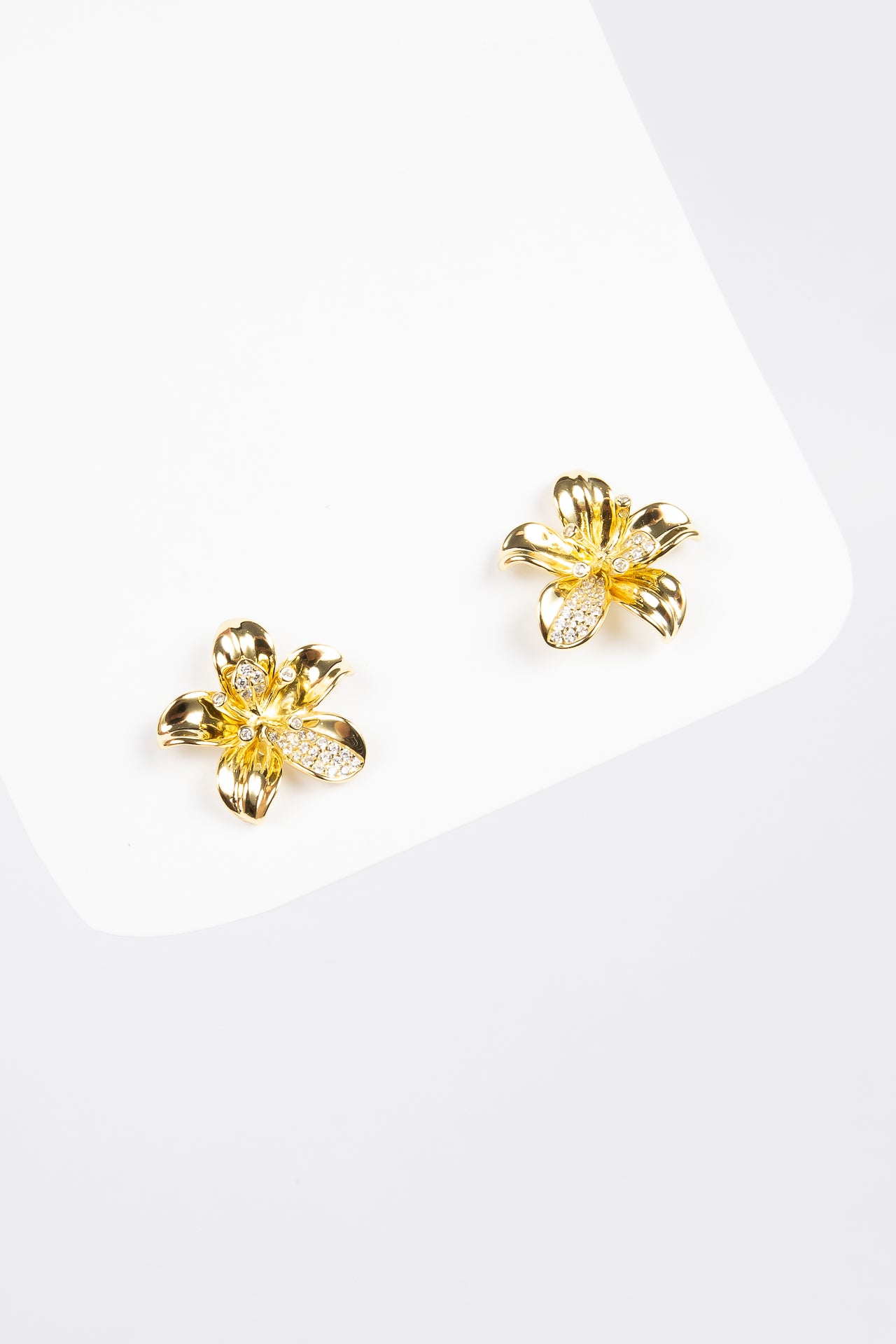 Aro 3D CZ Flower Stud Gold