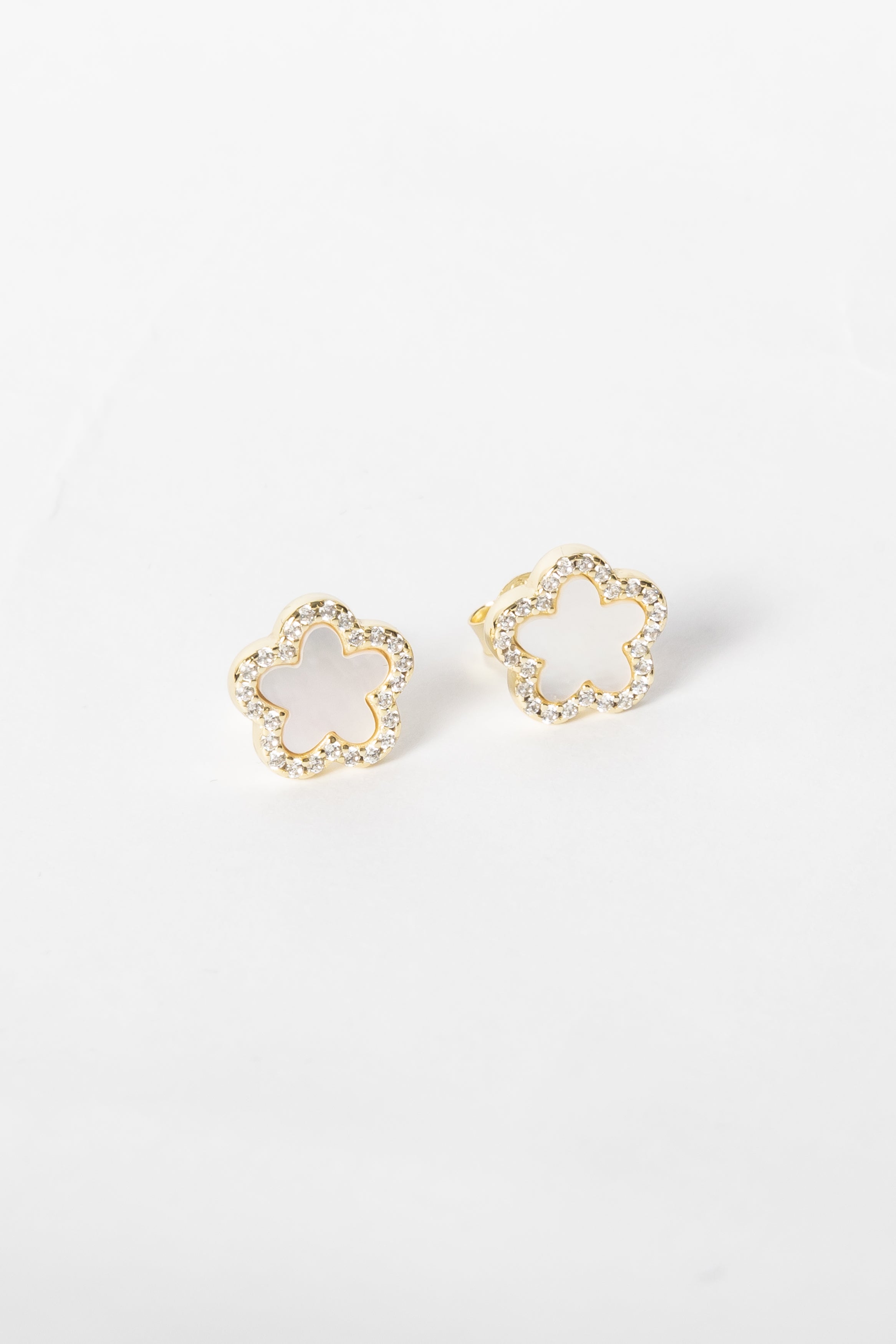 Aro MOP Daisy Flower Stud