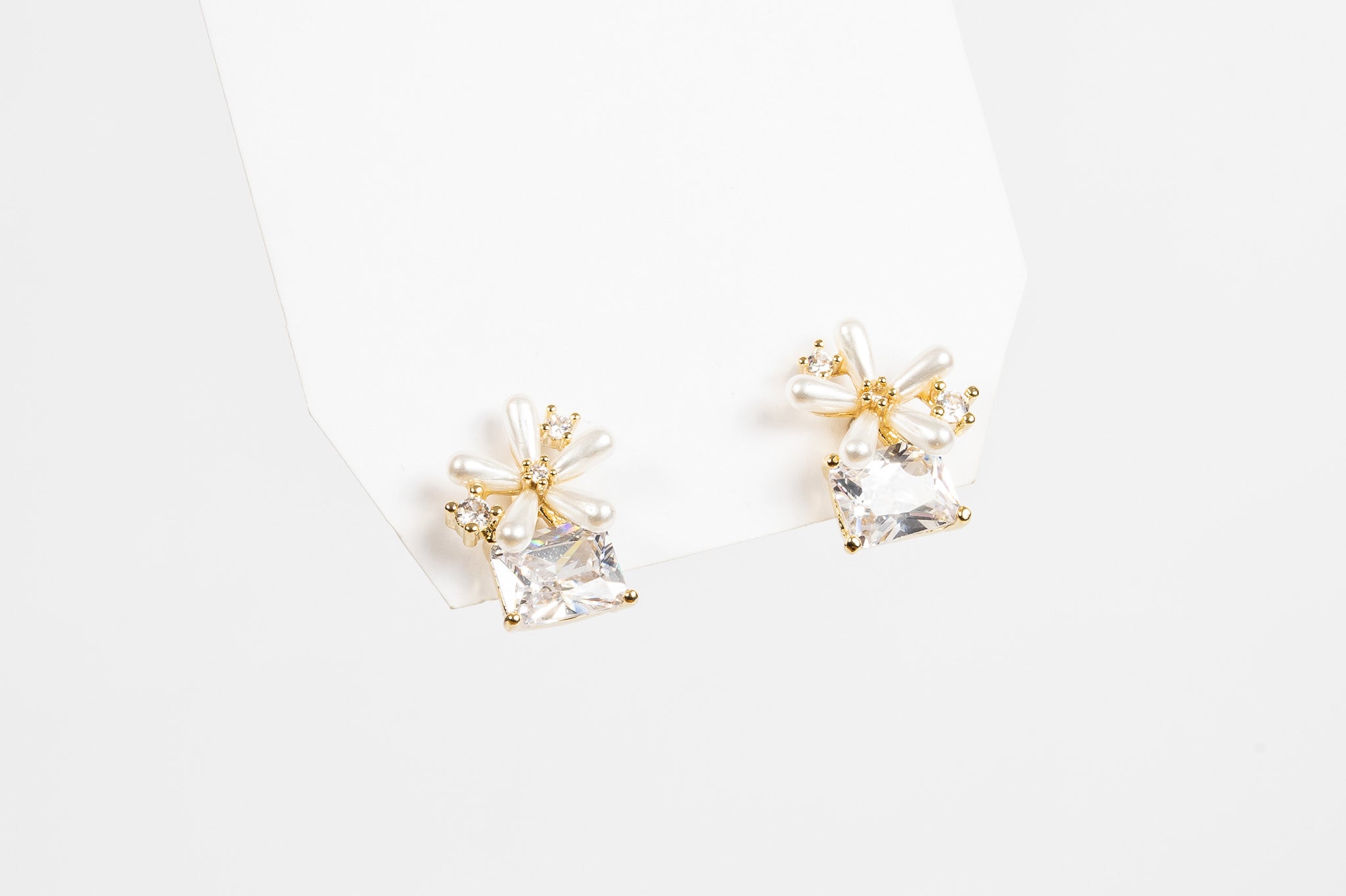 Aro Pearl Flower & Crystal Stud