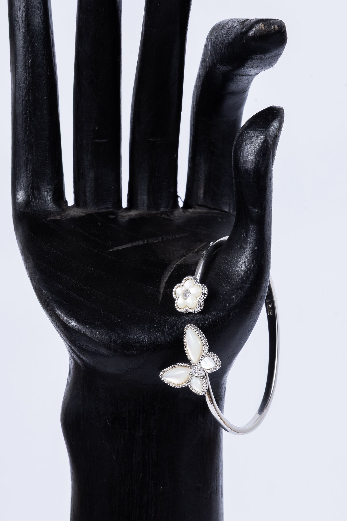 Pulsera Brassy Butterfly & Flower MOP Cuff