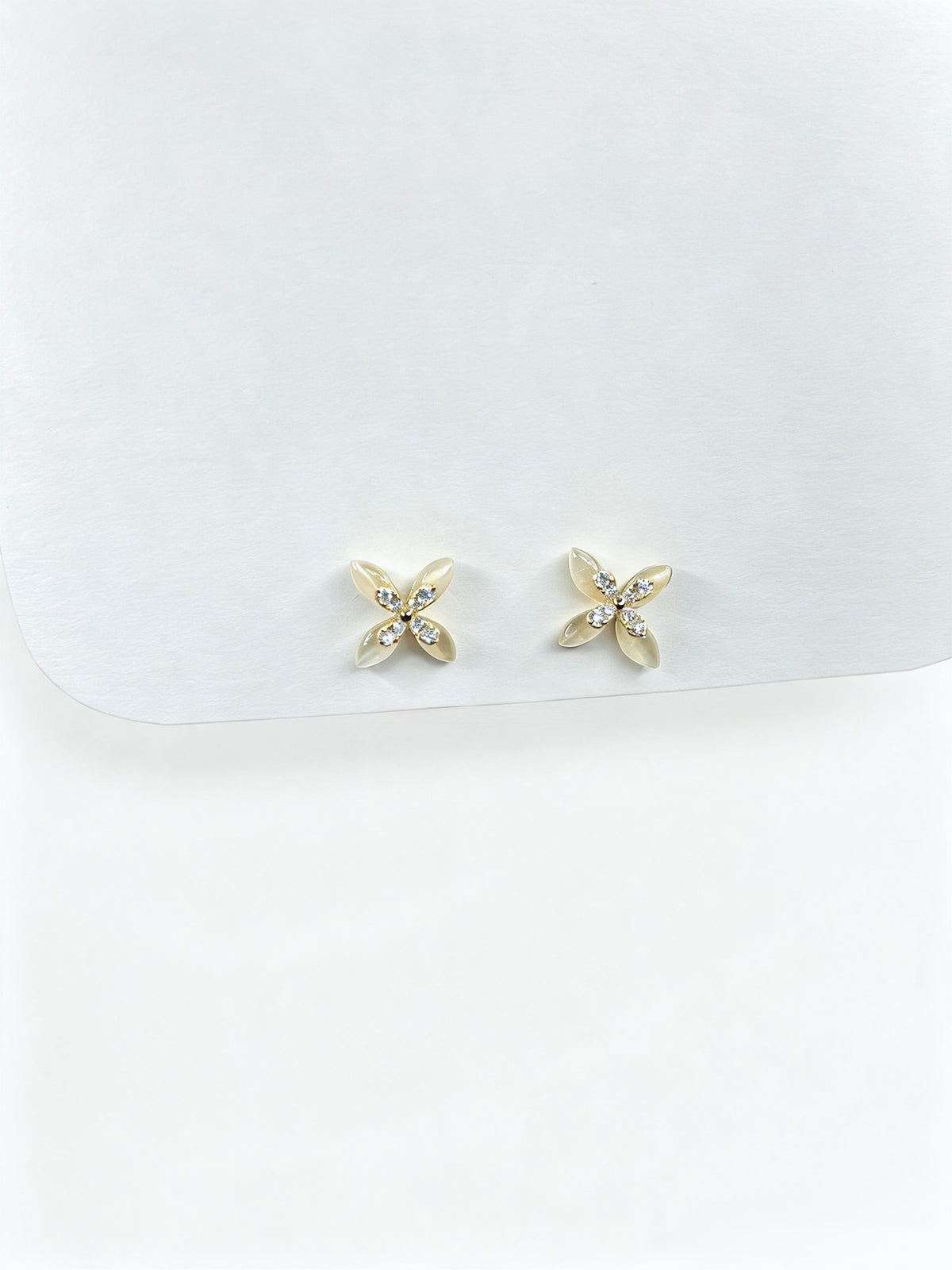 Aro 3d MOP 4 petal Stud