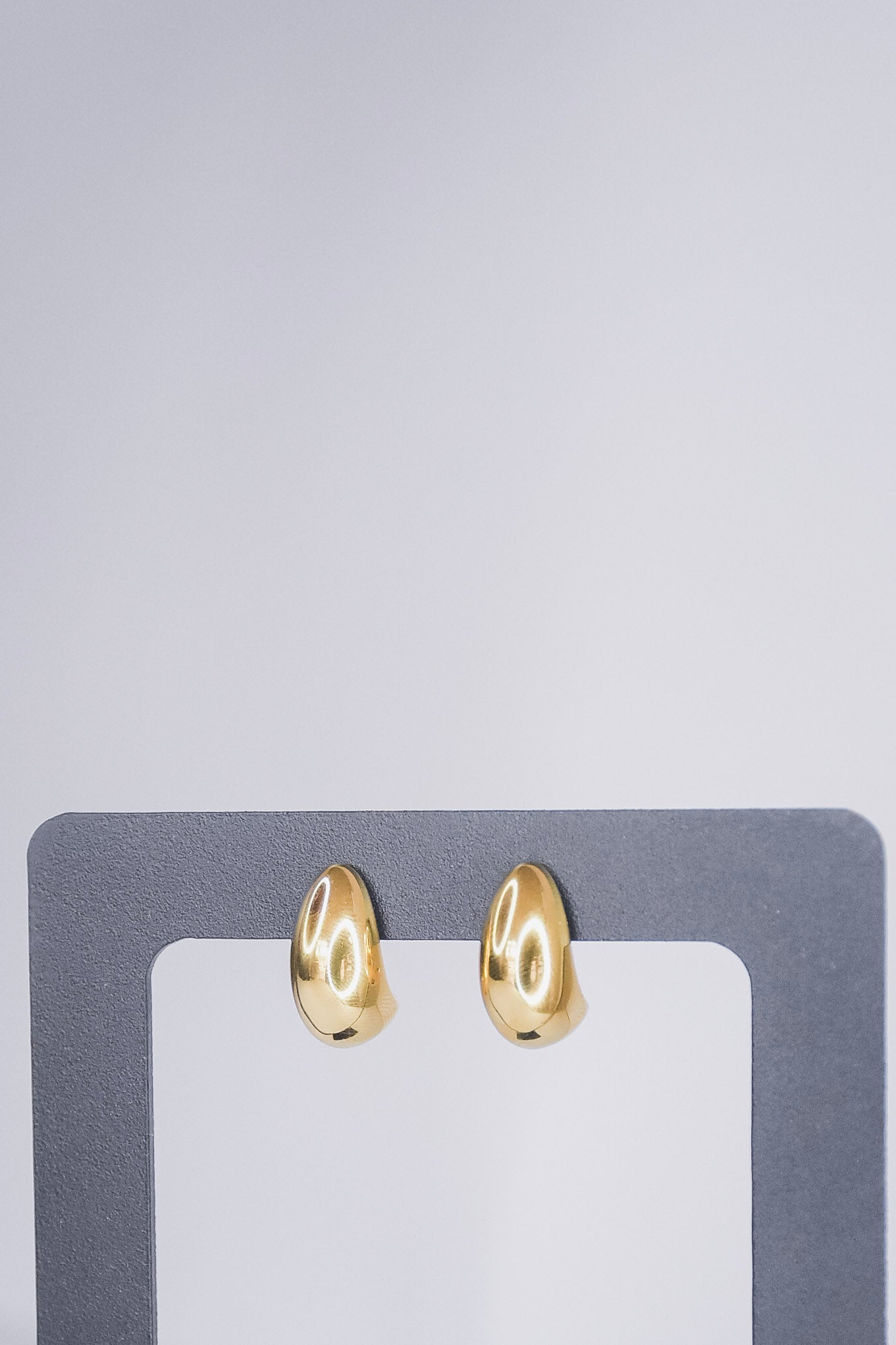 Aro Stainey Hollow Drop Small Gold