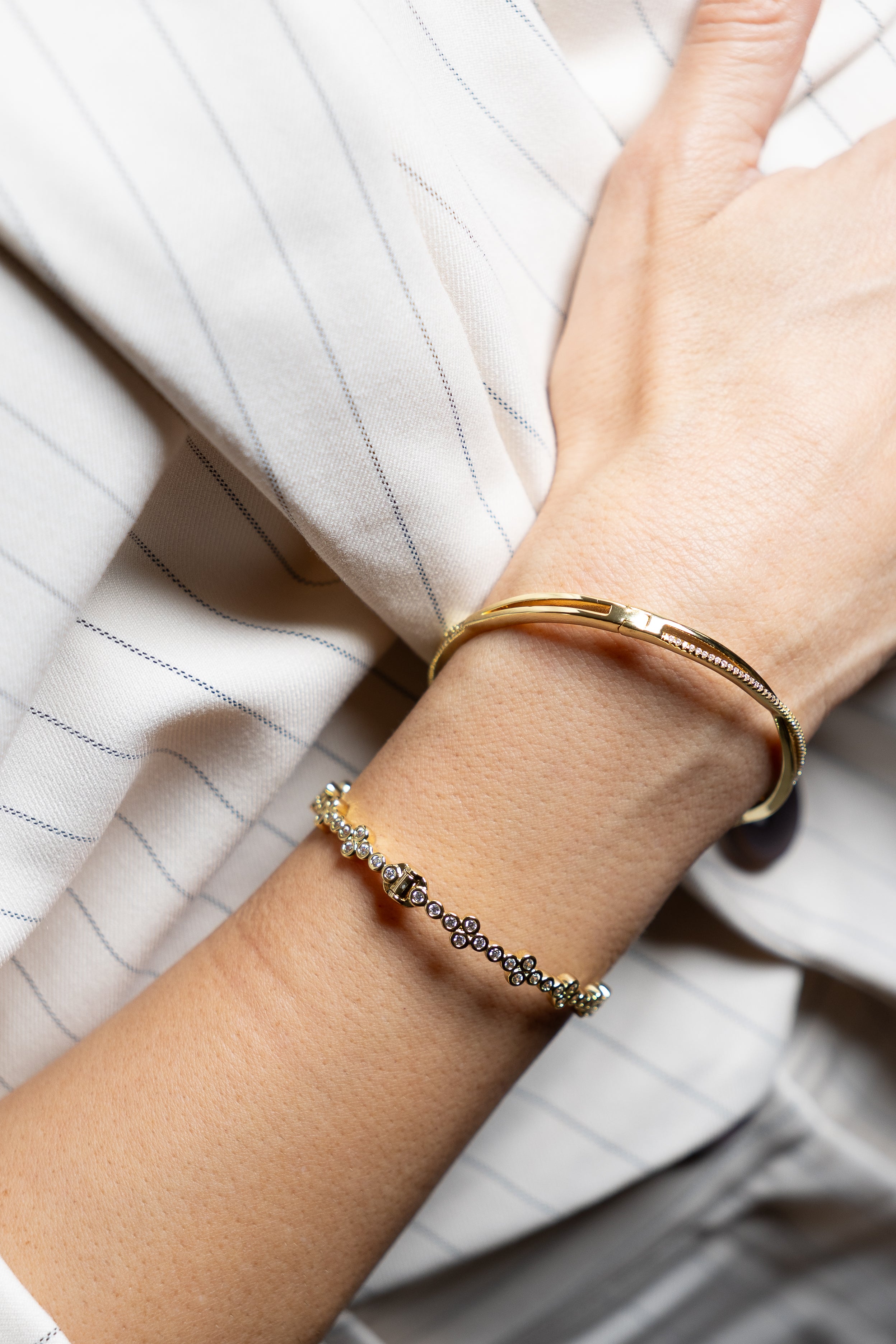 Pulsera Stainless Crossing Lines & CZ Bangle