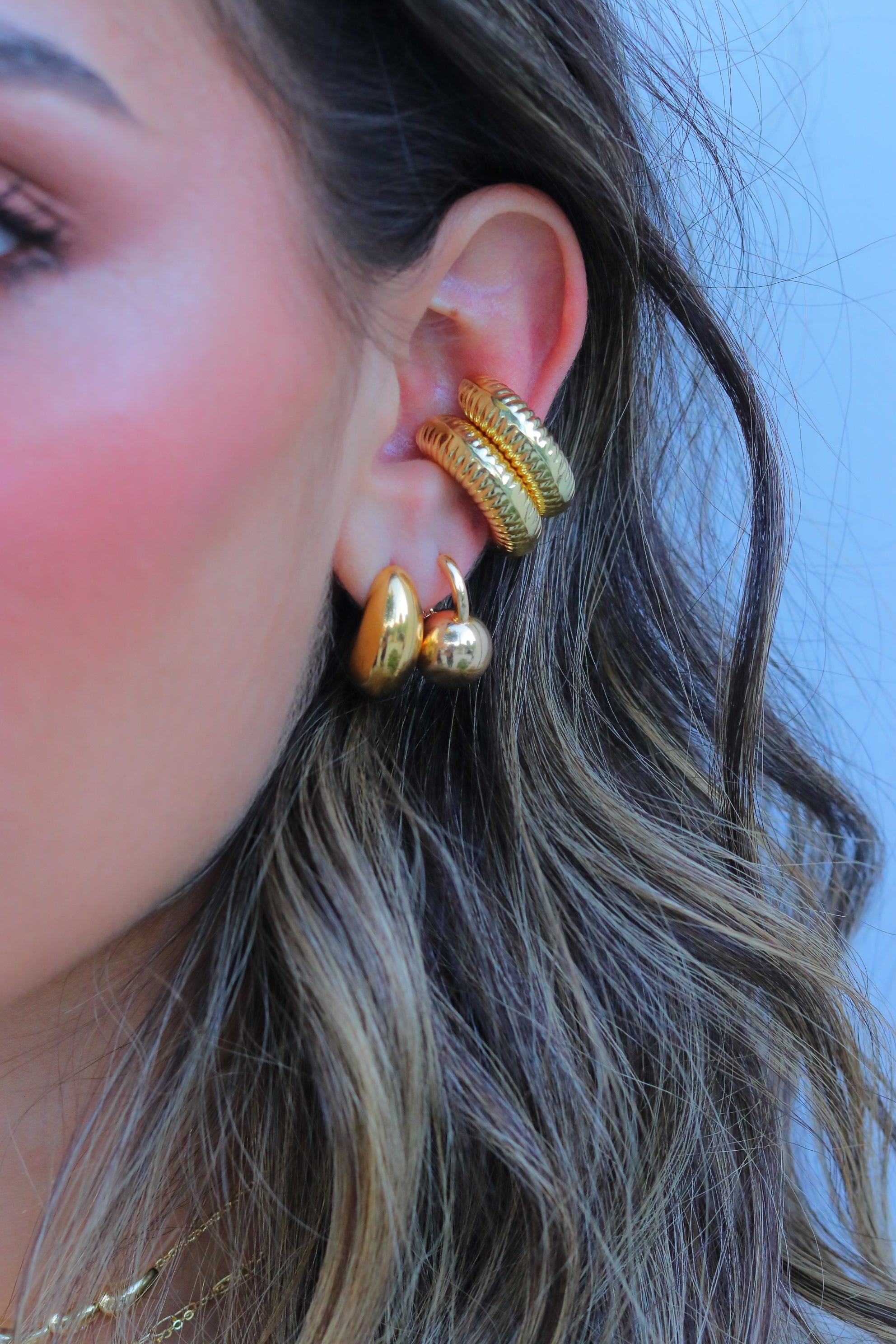 Aro Stainey Hollow Drop Small Gold