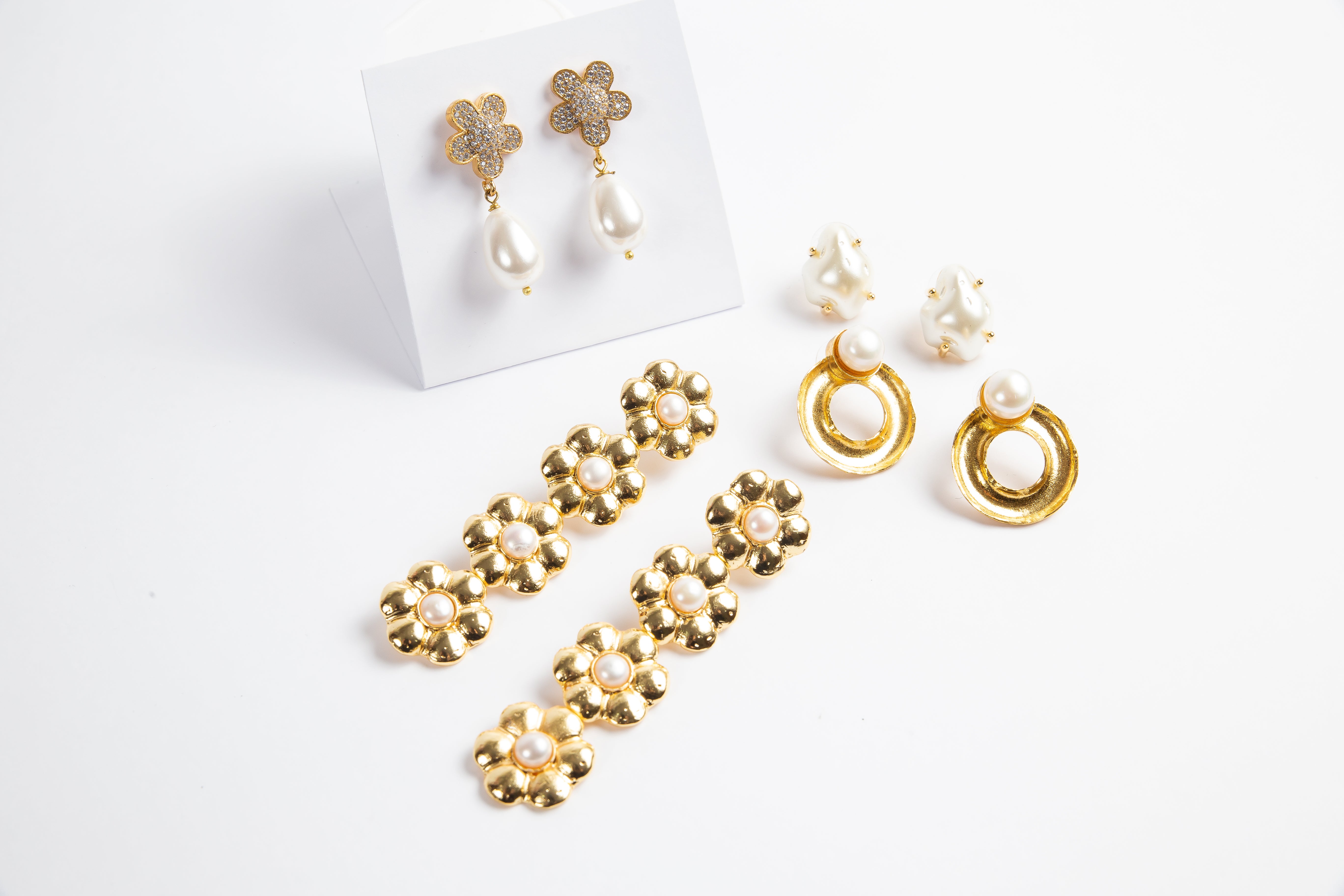 Aro Pearl Claw Stud
