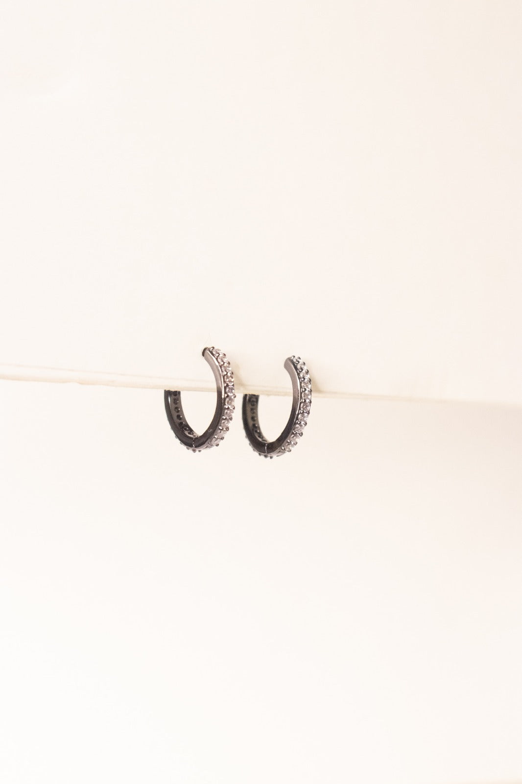 Aro Thin Oval hoop Med Black