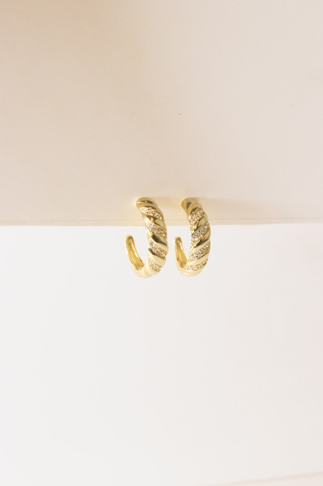 Aro Open Twist CZ Goldy Hoop