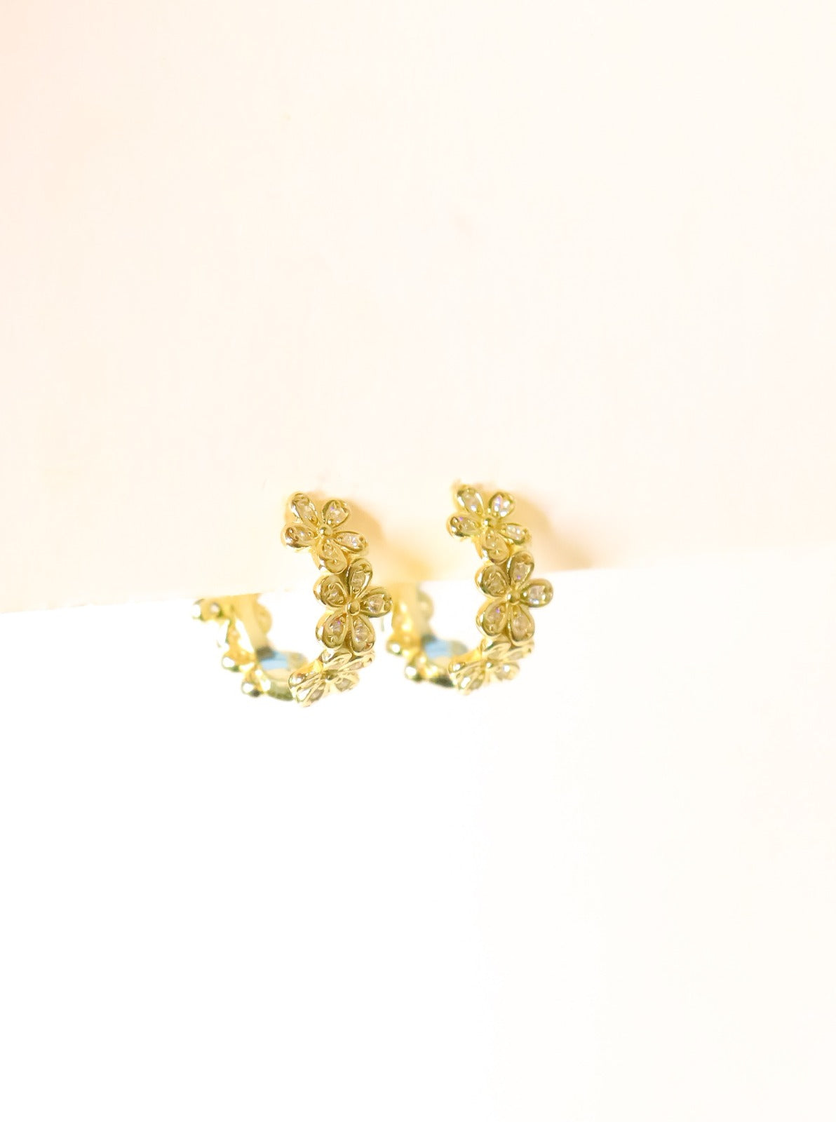 Aro Small Daisy Flower Hoop