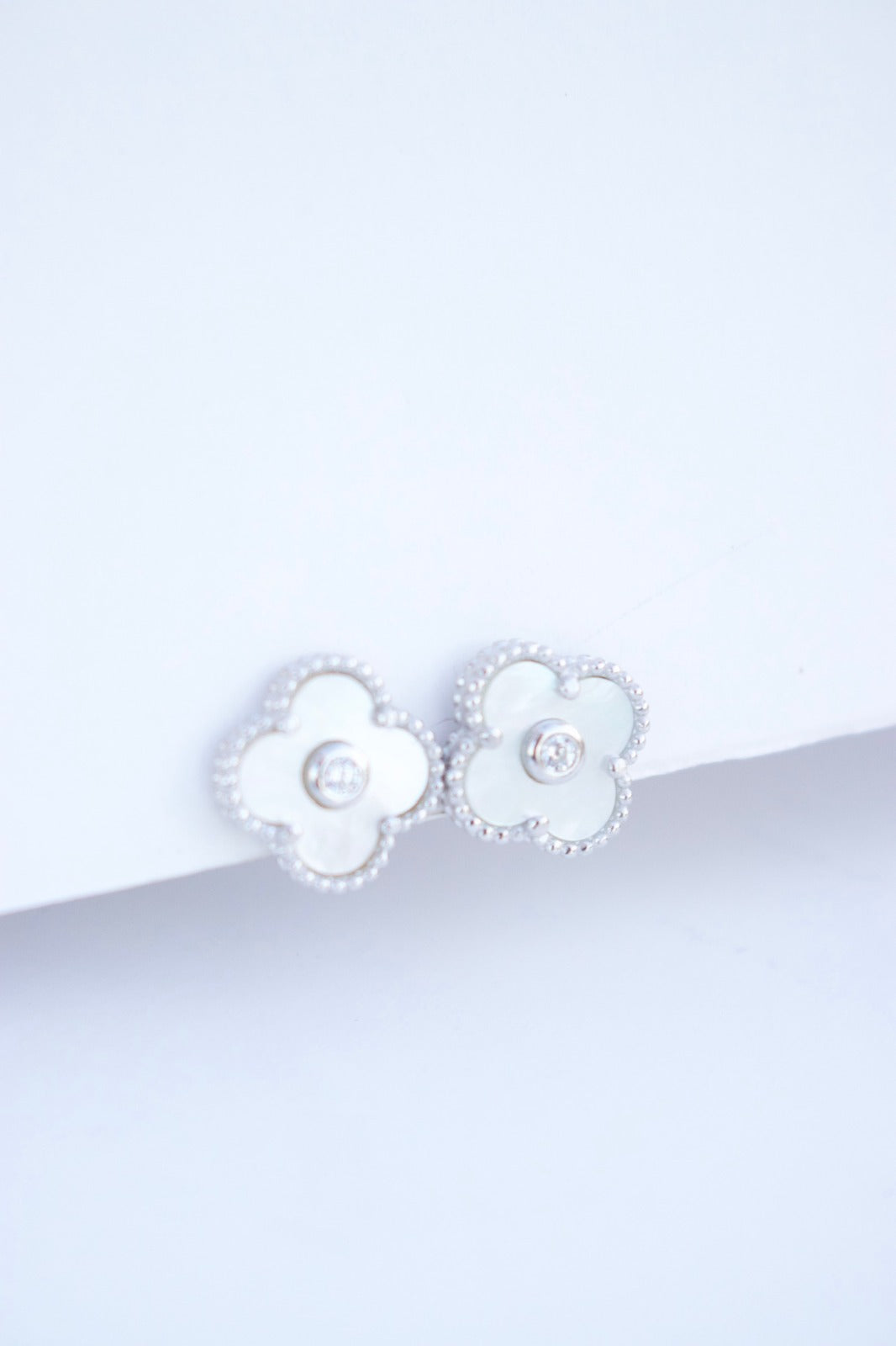 Aro MOP Vivi Flower Stud