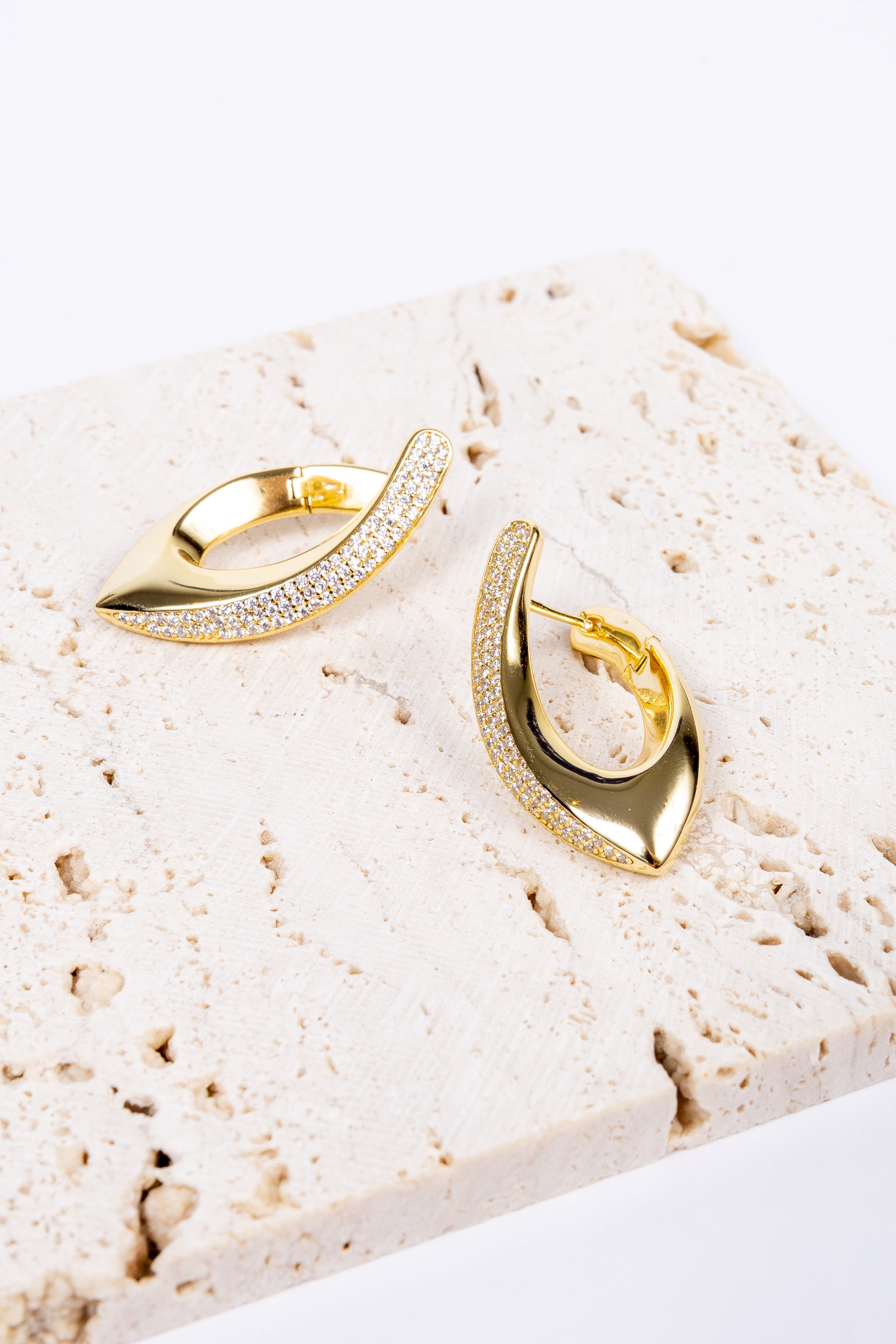 Aro Oval Sided Gran CZ Hoop