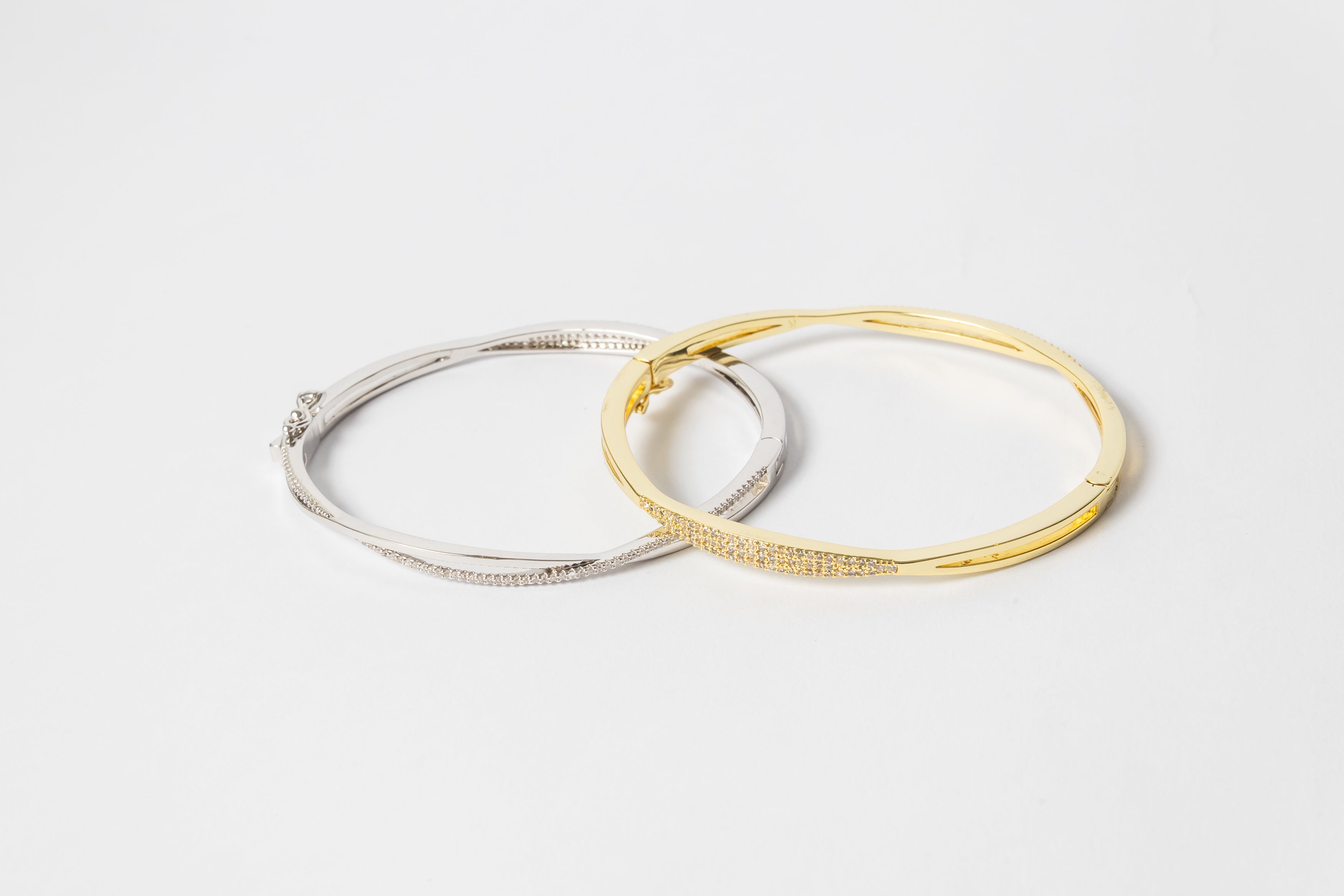 Pulsera Stainless Crossing Lines & CZ Bangle