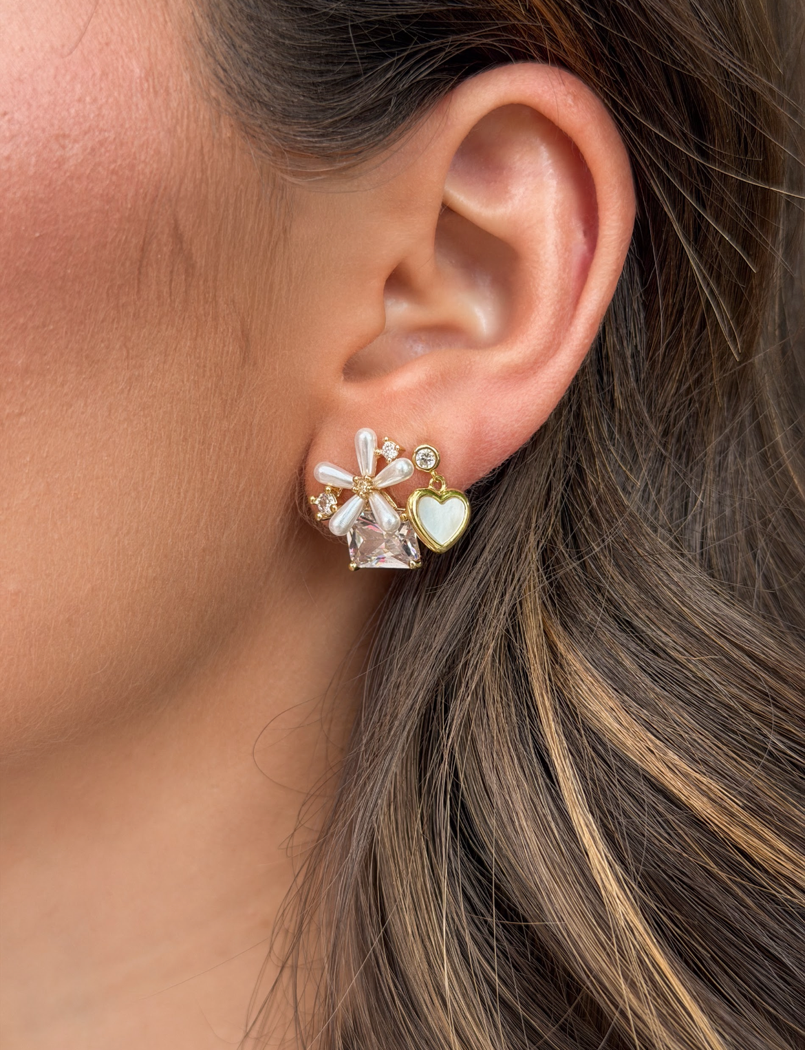 Aro CZ Sided MOP Heart Stud H