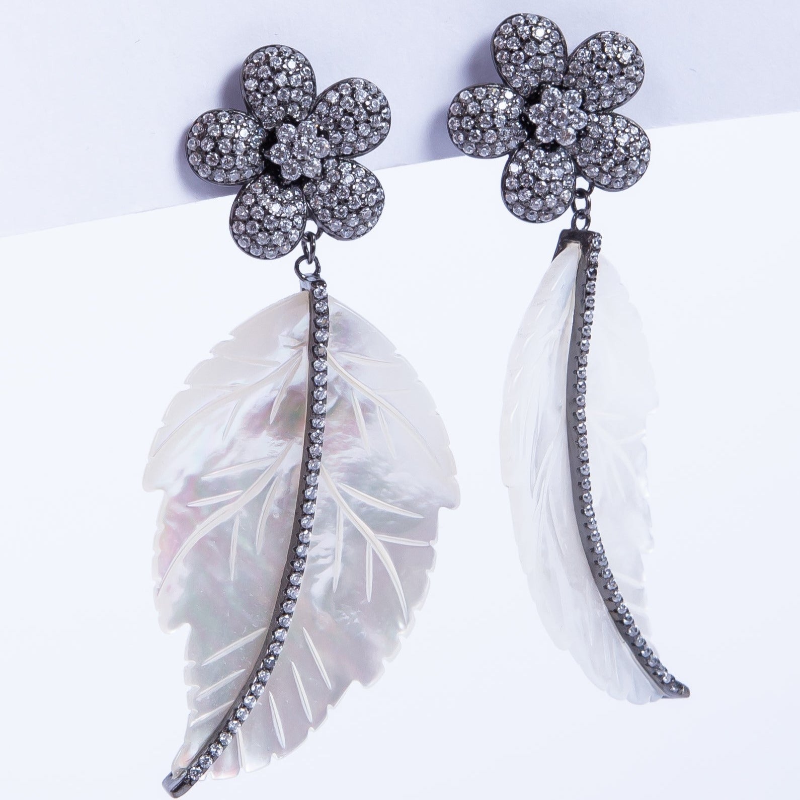 Aro Cz & MOP Gran Flower Dangle