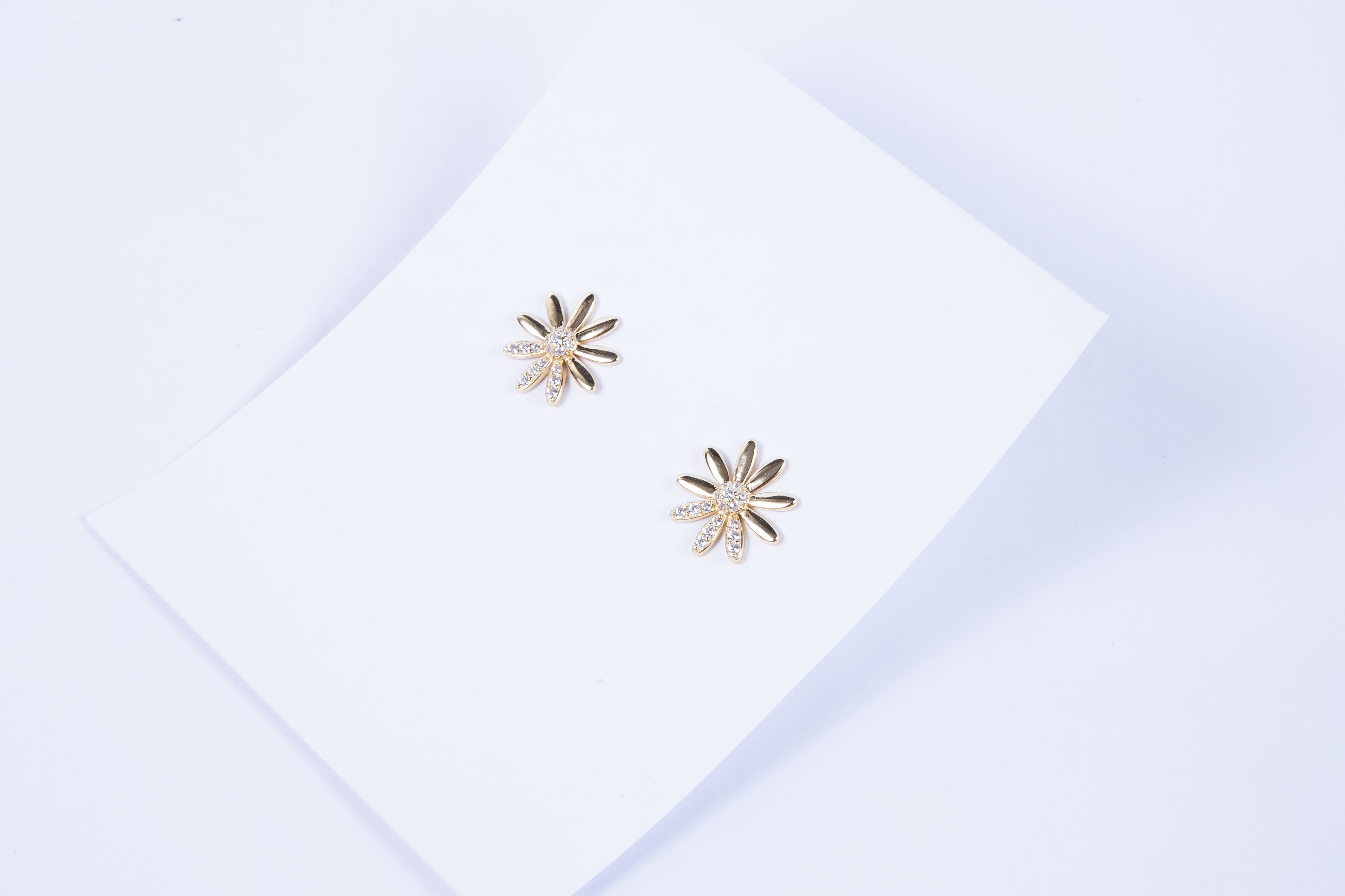 Aro 3 Cz Petal Flower Stud