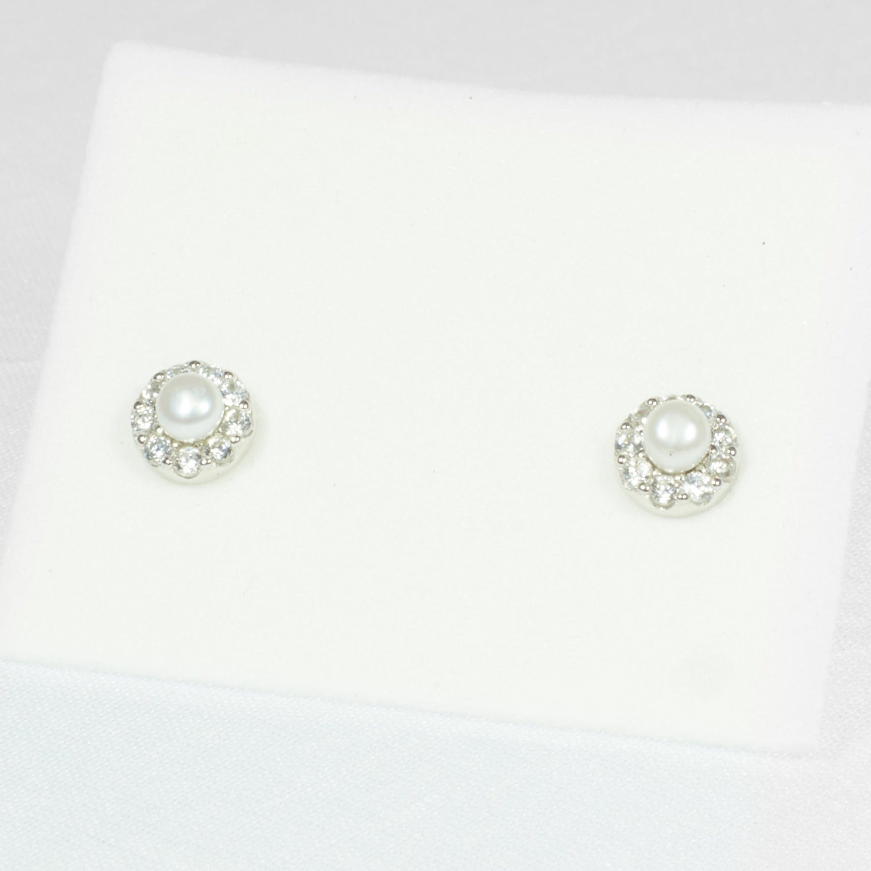 Aro Flower Pearl Baby Stud