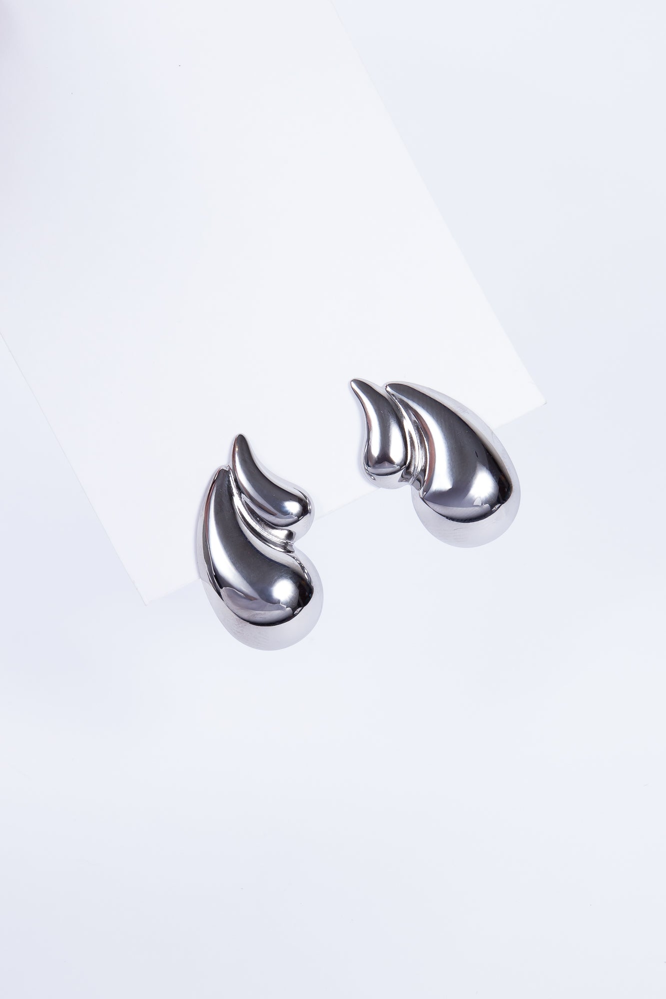Aro Brassy Doble Teardrop Stud