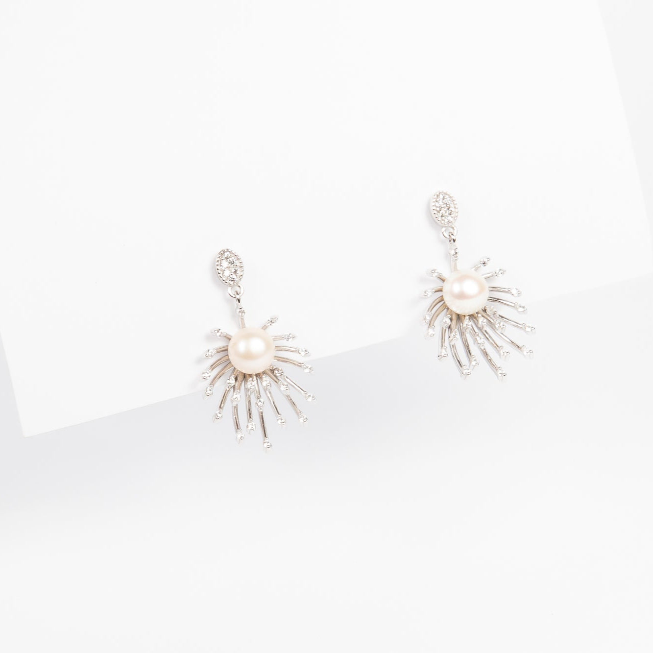 Aro Pearl Om Dangling