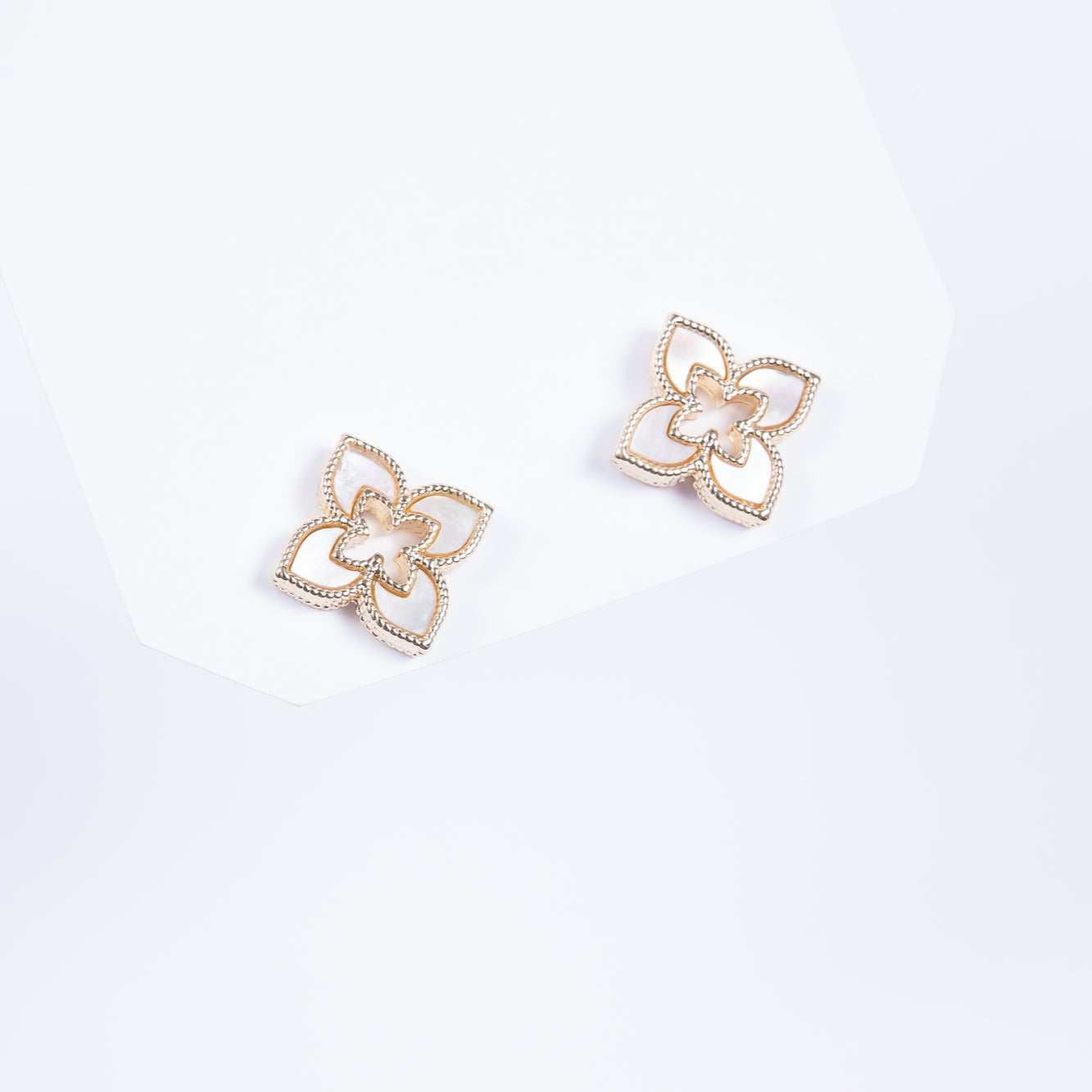 Nacar Hollow Clover Stud
