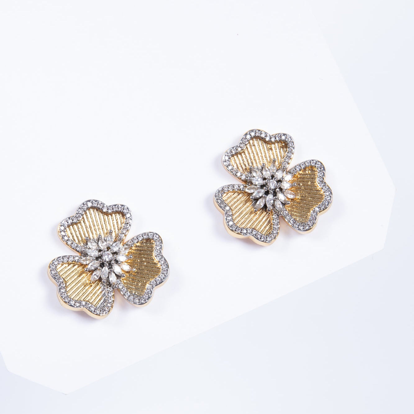 Brassy Shiny Gran Flower Stud