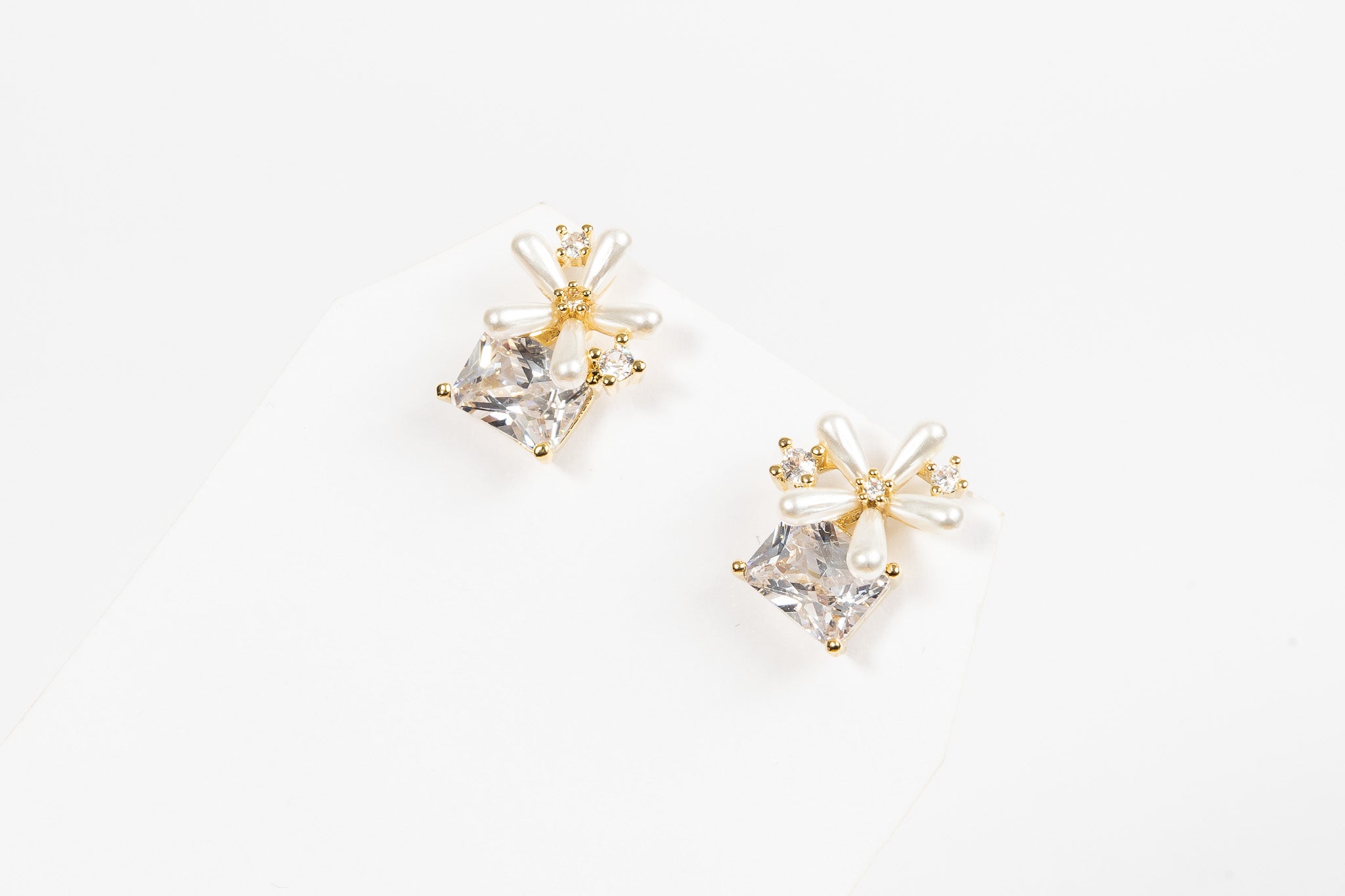 Aro Pearl Flower & Crystal Stud