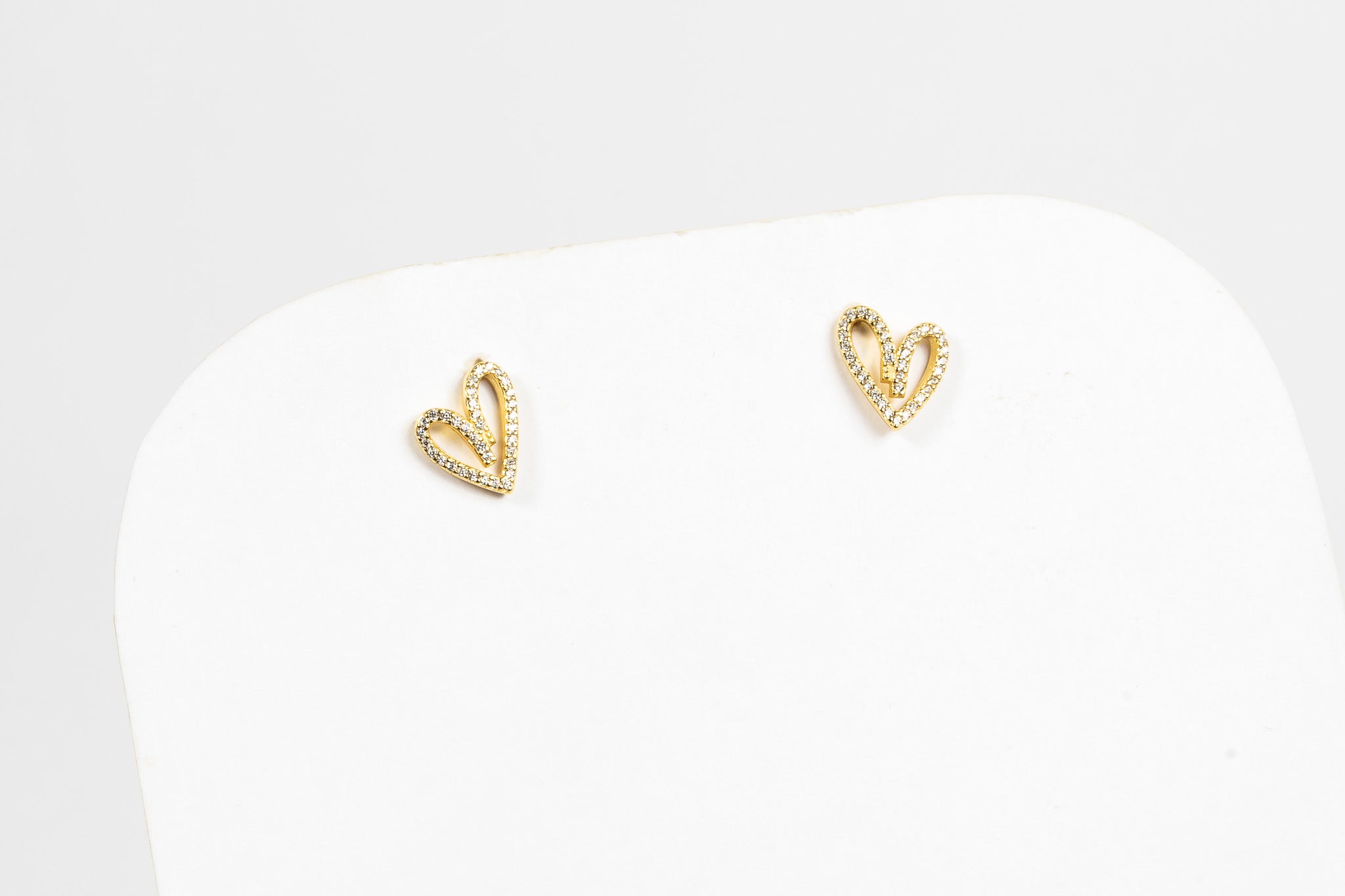 Aro Outline Sided Heart Stud