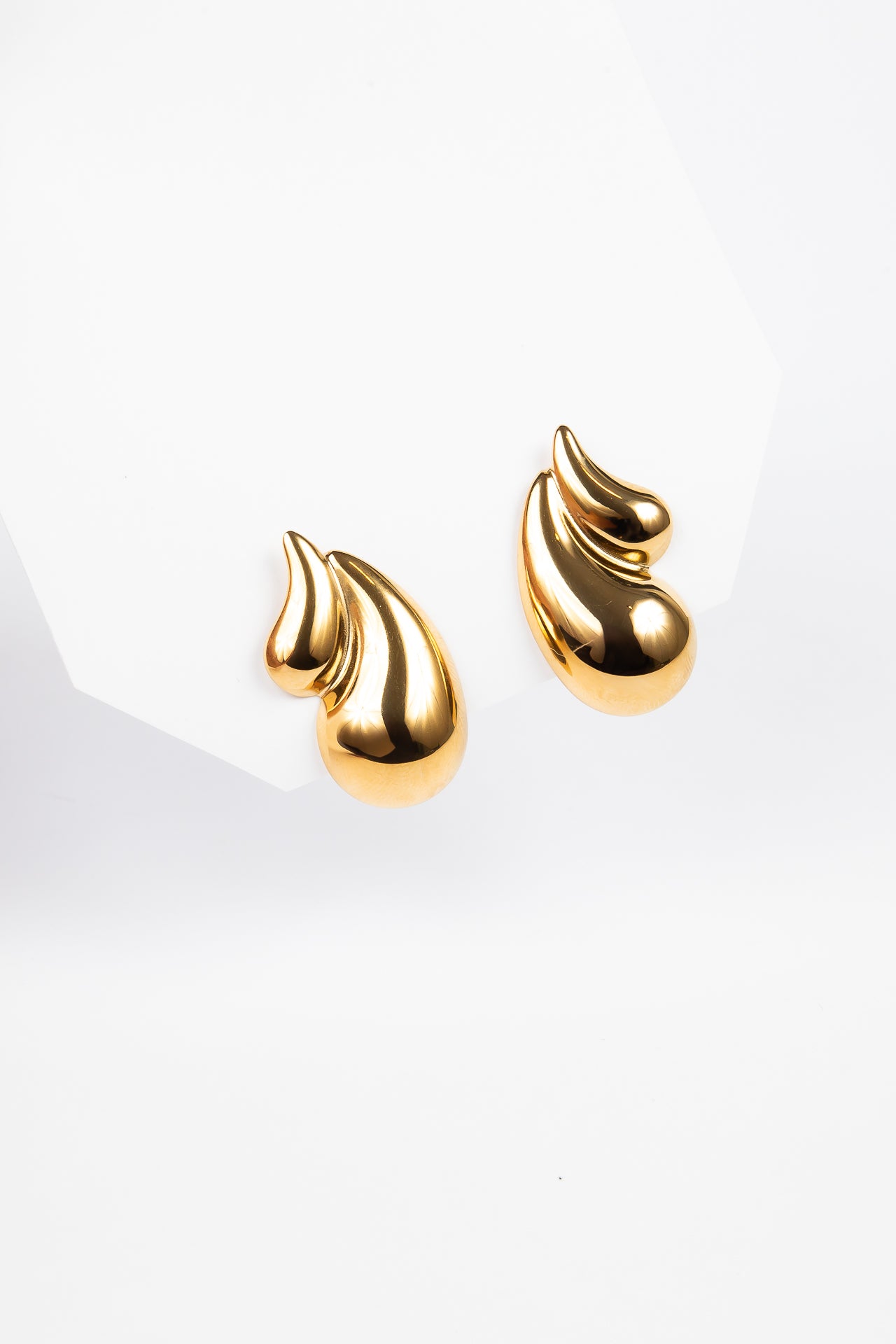 Aro Brassy Doble Teardrop Stud