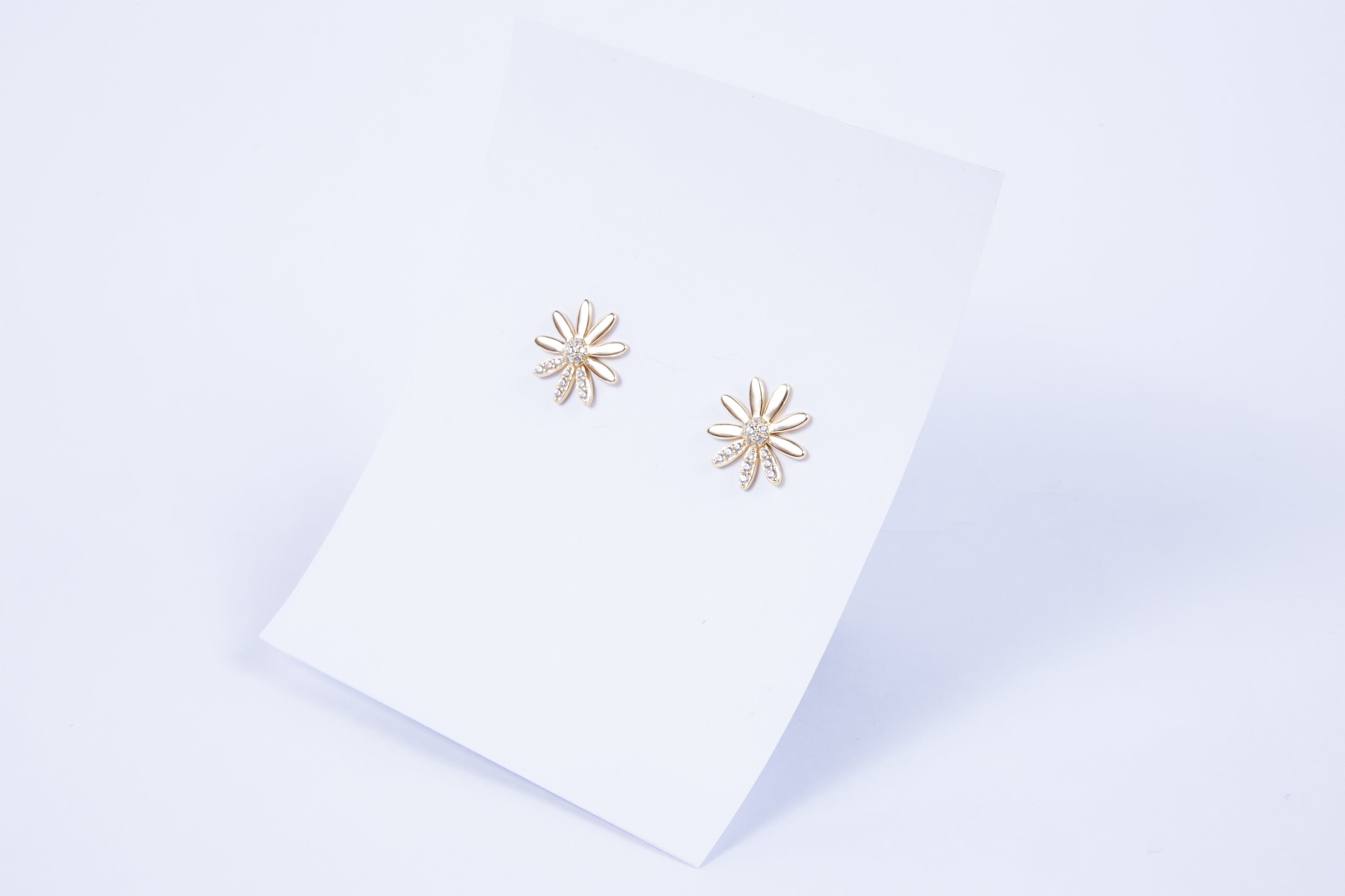 Aro 3 Cz Petal Flower Stud