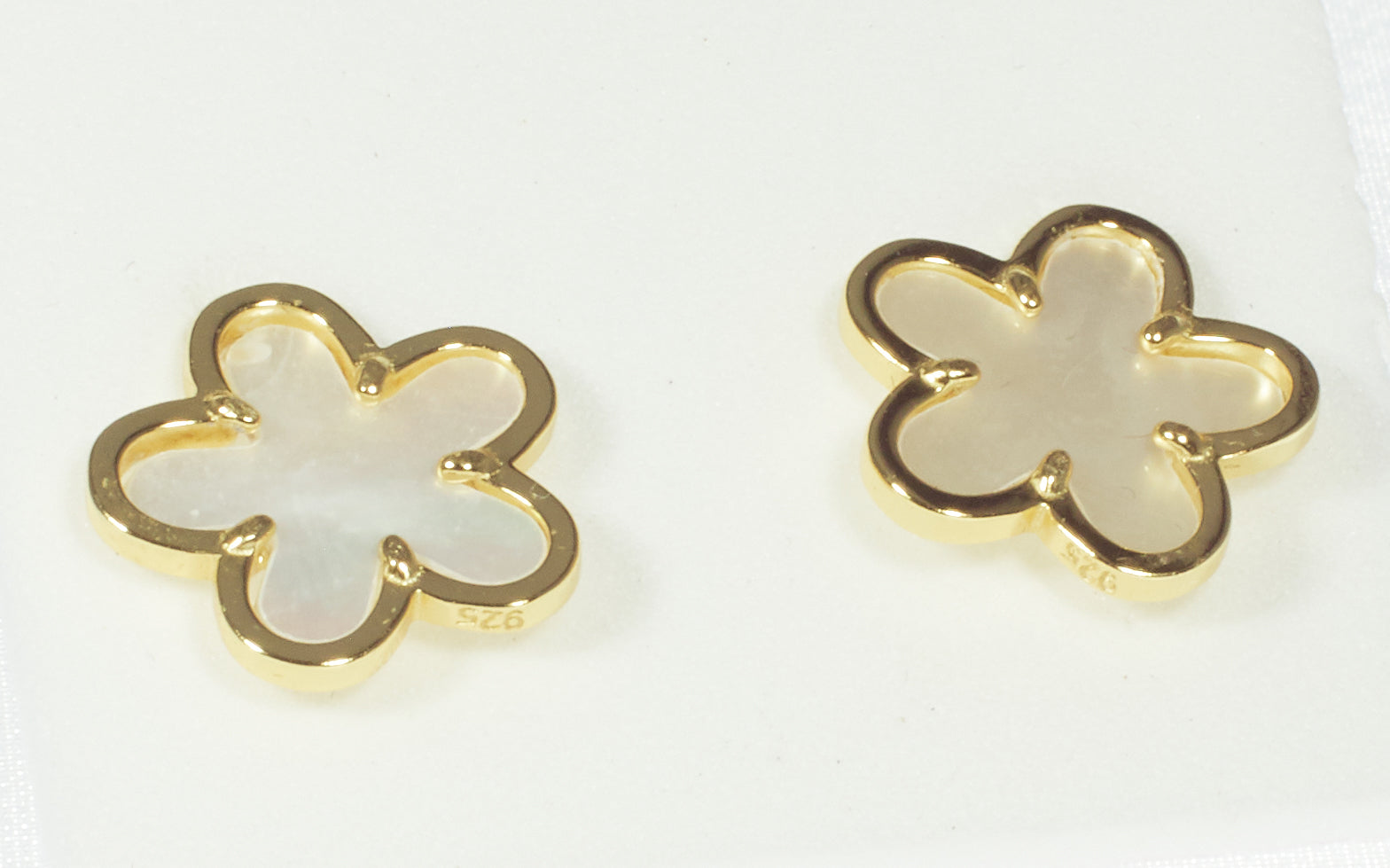 Aro Daisy Flower MOP Gold Stud